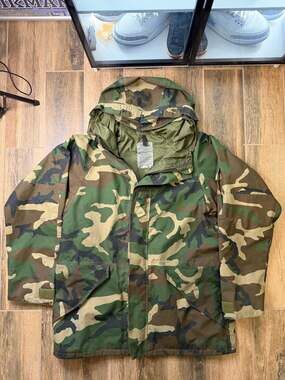 Vintage US Military ECWCS Cold Weather Parka Size Large Woodland Camo